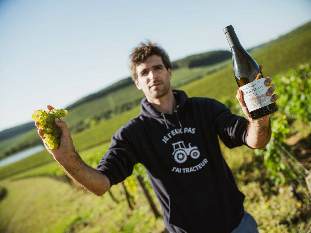 Kevin Jandard tenant une bouteille de Chablis